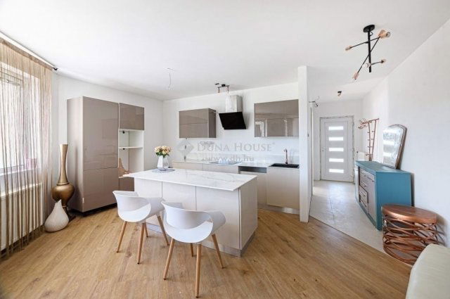 Eladó ikerház, Pécelen 132.9 M Ft, 6 szobás