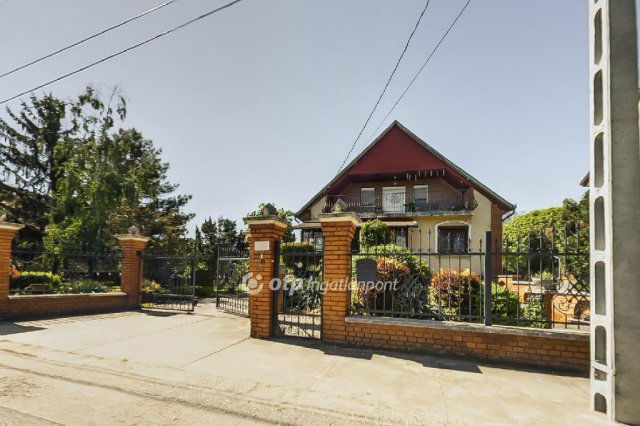 Eladó nyaraló, Cegléden 119.5 M Ft, 5+1 szobás