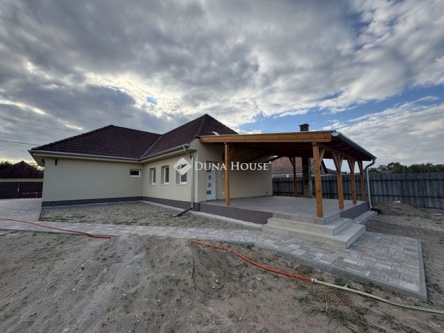 Eladó családi ház, Dabason 79.9 M Ft, 4 szobás