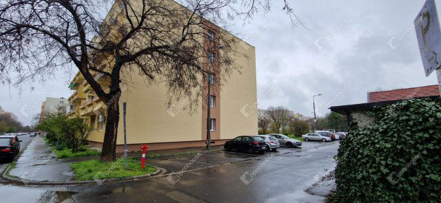Eladó panellakás, Győrött 34.99 M Ft, 1 szobás