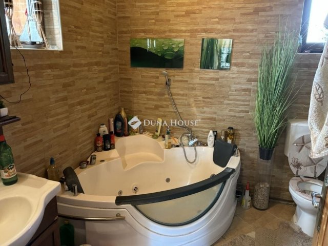 Eladó családi ház, Leányfaluban 150 M Ft, 3 szobás