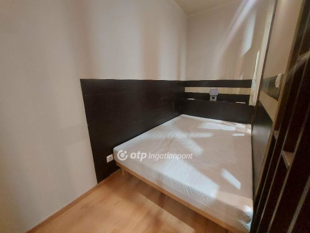 Eladó téglalakás, Pécsett 32.5 M Ft, 1 szobás