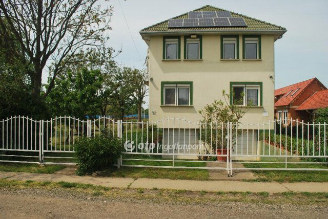 Eladó családi ház, Hajdúszoboszlón 228 M Ft, 9+1 szobás