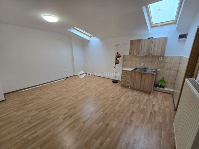 Eladó téglalakás, Veszprémben 30.9 M Ft, 1 szobás