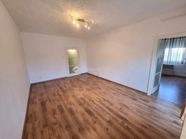 Eladó téglalakás, Veszprémben 54.9 M Ft, 2 szobás