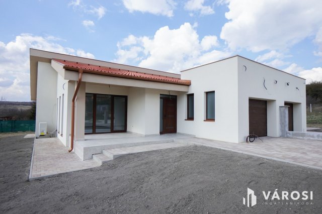 Eladó ikerház, Tinnyén 124.9 M Ft, 4 szobás