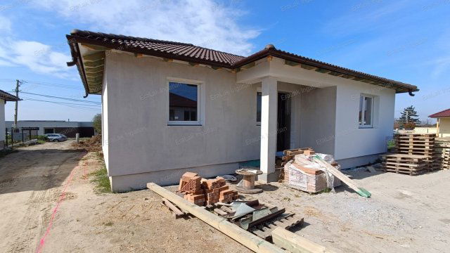 Eladó családi ház, Győrújbaráton 83.65 M Ft, 4 szobás