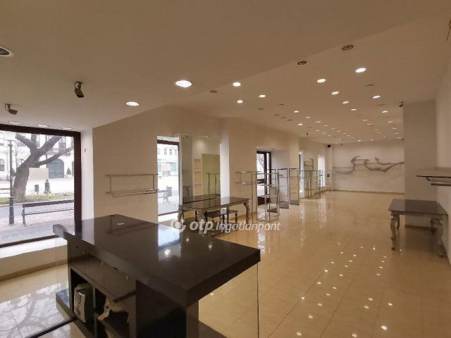 Eladó üzlethelyiség, Békéscsabán 150 M Ft