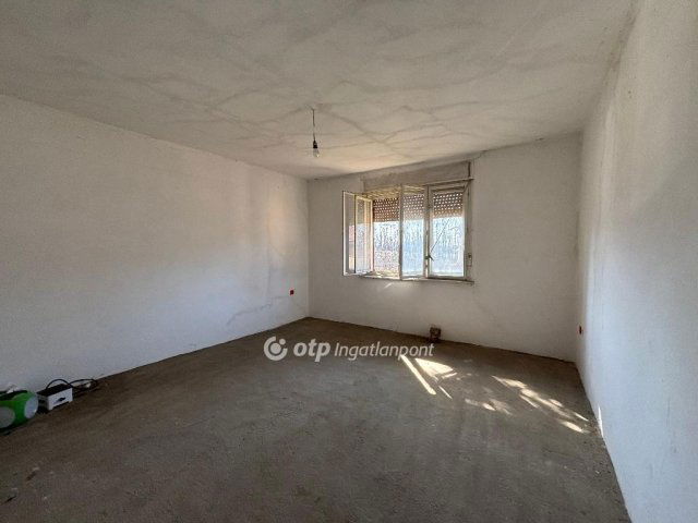 Eladó családi ház, Komorón 13 M Ft, 3 szobás