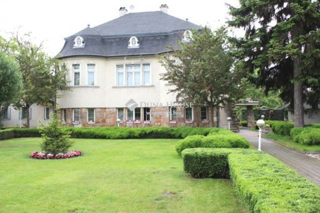 Eladó családi ház, Üllőn 303 M Ft, 12 szobás