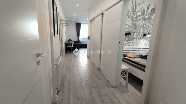 Eladó téglalakás, Budapesten, VI. kerületben 78.9 M Ft, 2 szobás