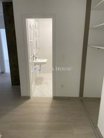 Eladó panellakás, Pécsett 59.9 M Ft, 3 szobás