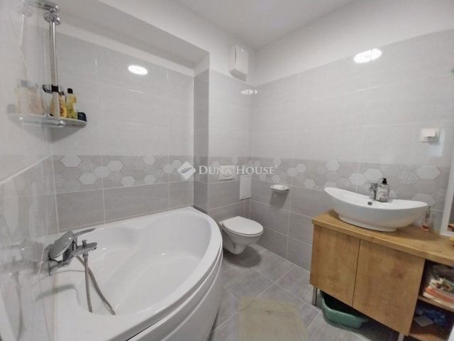 Eladó téglalakás, Szegeden 96 M Ft, 2+2 szobás