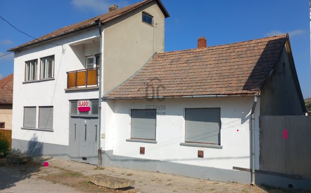 Eladó családi ház, Bátaszéken 41.99 M Ft, 9 szobás