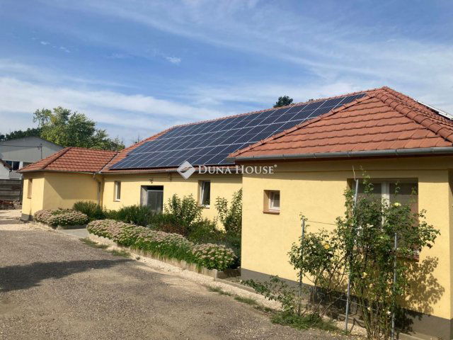 Eladó ipari ingatlan, Tatabányán, Muskátli utcában 150 M Ft