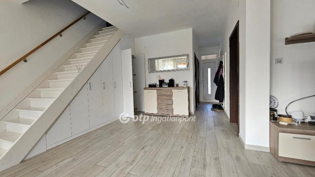 Eladó családi ház, Balatonföldváron 188 M Ft, 6+1 szobás