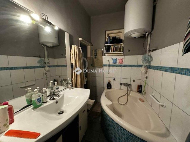 Eladó családi ház, Újiregen 30 M Ft, 4 szobás