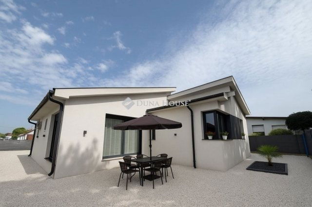 Eladó családi ház, Kecskeméten 124.99 M Ft, 4 szobás