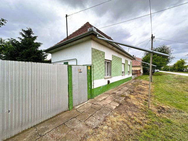 Eladó családi ház, Almáskamaráson 6 M Ft, 2 szobás