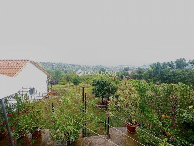 Eladó családi ház, Pécsett 32.3 M Ft, 2 szobás