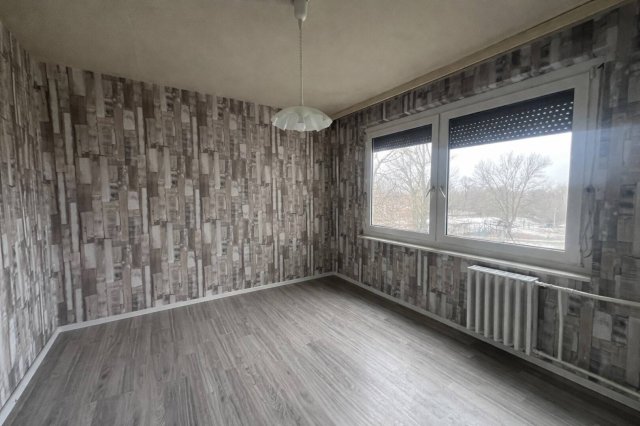 Eladó panellakás, Oroszlányban 31.9 M Ft, 2 szobás