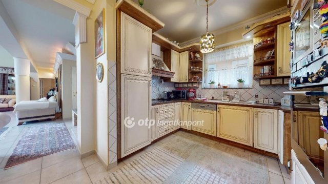 Eladó családi ház, Halmajon 102.025 M Ft, 6 szobás