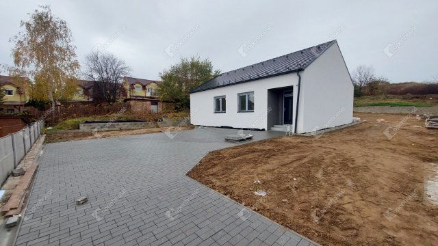 Eladó családi ház, Tatabányán 98 M Ft, 4 szobás