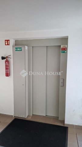 Eladó téglalakás, Dombóváron, Kernen téren 27.5 M Ft, 2 szobás