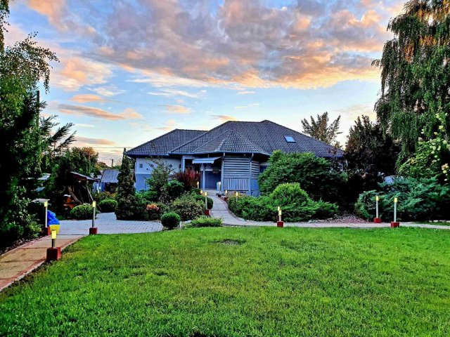 Eladó családi ház, Tiszakécskén 78.9 M Ft, 5 szobás