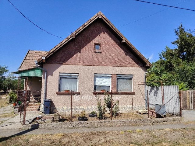 Eladó családi ház, Kengyelen 18 M Ft, 3 szobás