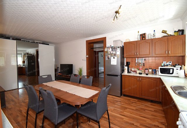 Eladó téglalakás, Győrött 77 M Ft, 3+1 szobás