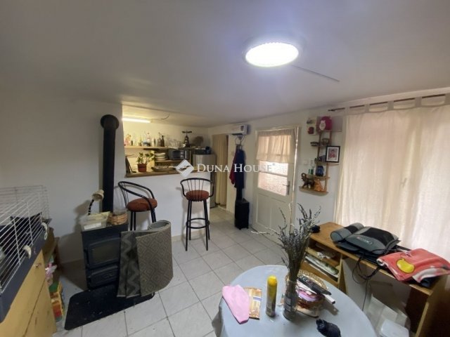 Eladó családi ház, Nagyvenyimen 49.9 M Ft, 2+1 szobás