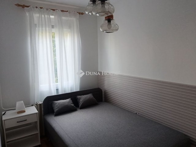 Kiadó panellakás, albérlet, Pécsett 155 E Ft / hó, 2 szobás