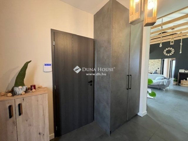 Eladó családi ház, Pécsett 144.5 M Ft, 4 szobás