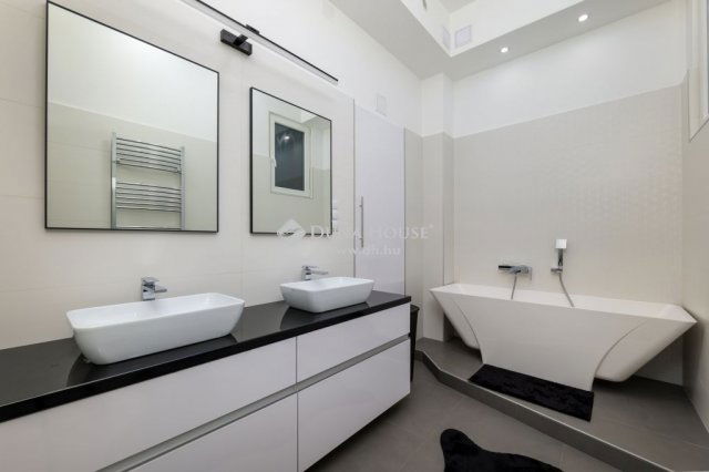 Eladó téglalakás, Budapesten, VI. kerületben 129.5 M Ft