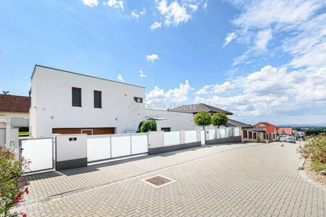 Eladó családi ház, Csömörön 379 M Ft, 6 szobás
