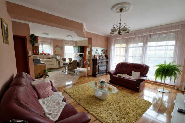 Eladó téglalakás, Székesfehérvárott 105 M Ft, 3 szobás