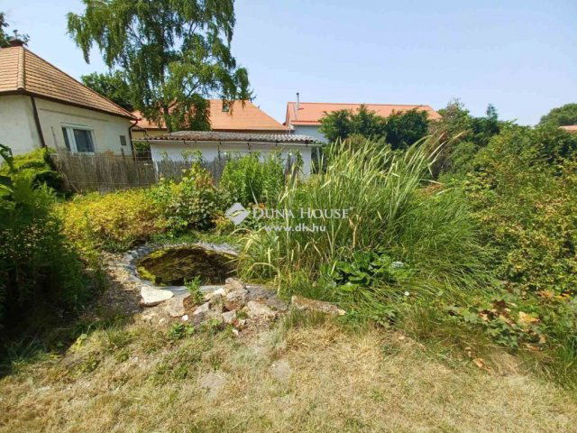 Eladó családi ház, Mendén 179.9 M Ft, 11 szobás