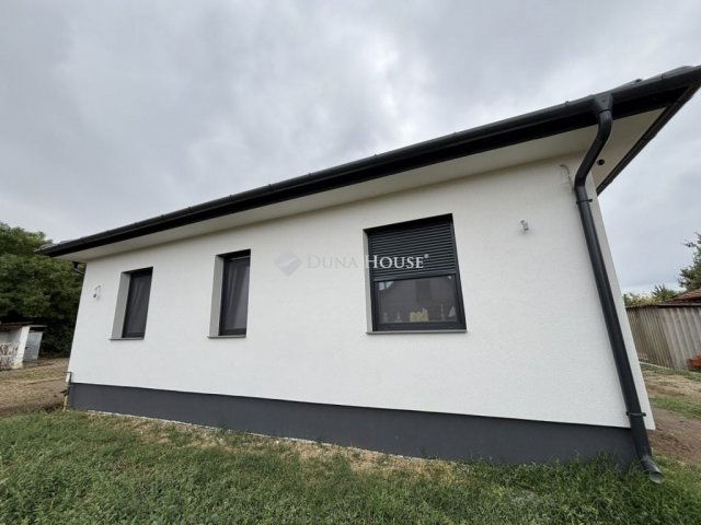 Eladó családi ház, Cegléden 114.9 M Ft, 4 szobás