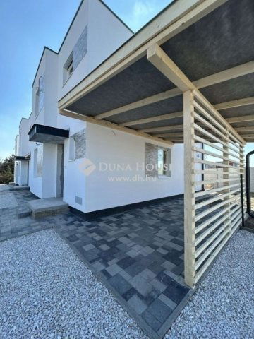 Eladó családi ház, Vecsésen 119.9 M Ft, 5 szobás