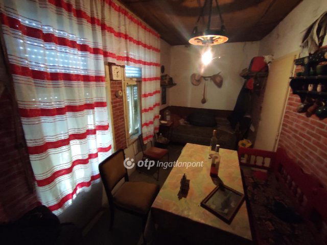 Eladó családi ház, Bátaszéken 5.6 M Ft, 1 szobás