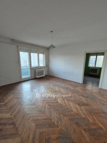 Eladó téglalakás, Pápán 34.99 M Ft, 2 szobás