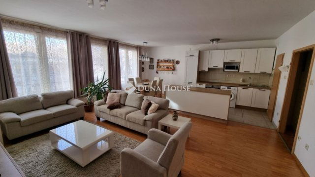 Eladó téglalakás, Debrecenben 125 M Ft, 4 szobás