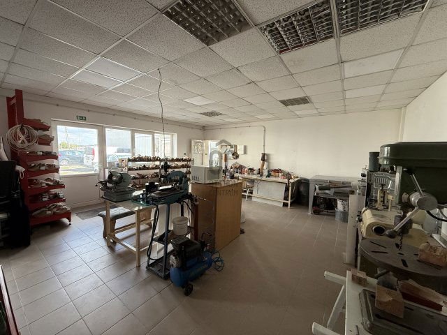 Kiadó ipari ingatlan, Nyíregyházán 260 E Ft / hó