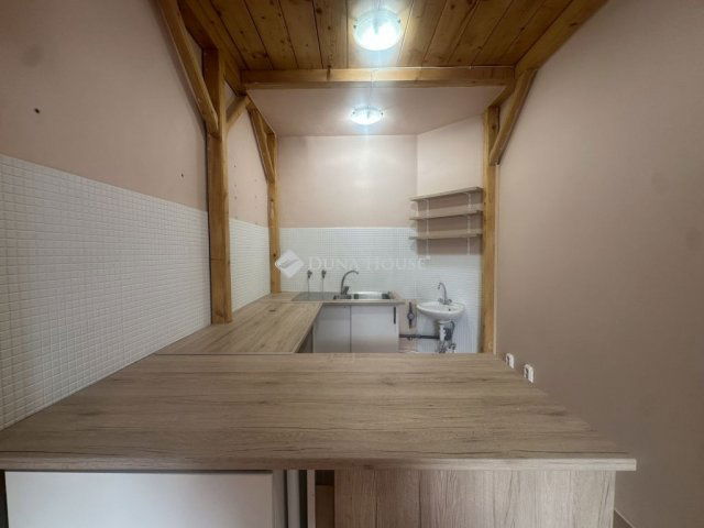 Eladó üzlethelyiség, Budapesten, VI. kerületben, Szófia utcában