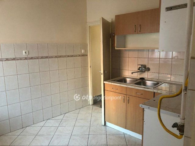 Eladó családi ház, Pápán 37 M Ft, 2 szobás