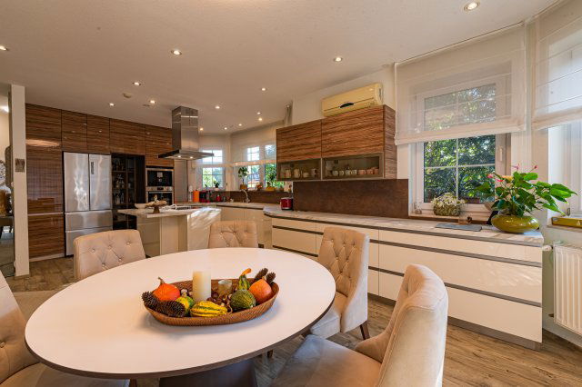 Eladó családi ház, Pilisvörösváron 318 M Ft, 5 szobás