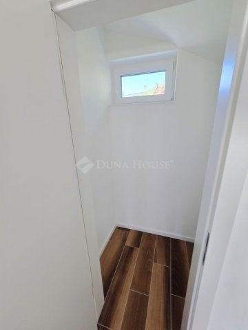 Eladó téglalakás, Pécsett 190 M Ft, 4 szobás