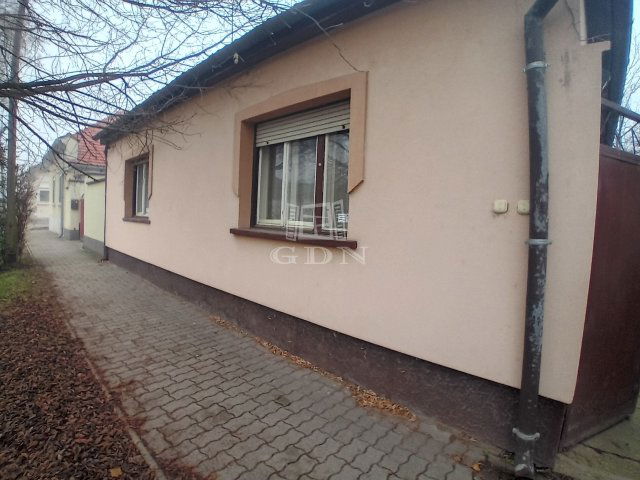 Eladó családi ház, Baján 26.5 M Ft, 5 szobás