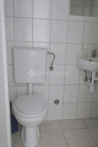 Eladó üzlethelyiség, Esztergomban 35 M Ft, 2 szobás